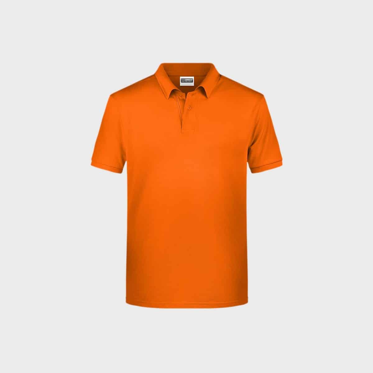 Ein kurzärmeliges Herren-Basic-Polo aus Bio-Baumwolle in Orange mit klassischem Kragen und Dreiknopfleiste ist auf einem schlichten hellgrauen Hintergrund abgebildet. Das Hemd ist schlicht und ohne sichtbare Logos oder Designs.