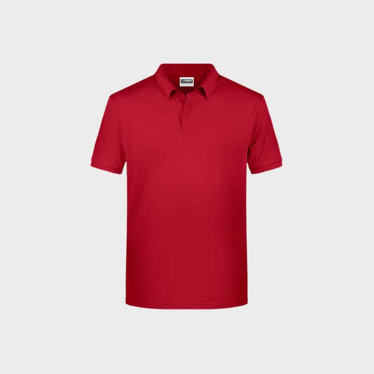 Ein Herren-Poloshirt aus Bio-Baumwolle in Rot mit klassischem Kragen und Dreiknopfleiste auf schlichtem weißen Hintergrund. Das Hemd wirkt glatt und sauber gebügelt, ist aus Bio-Baumwolle und eignet sich für legere oder halbformelle Anlässe.