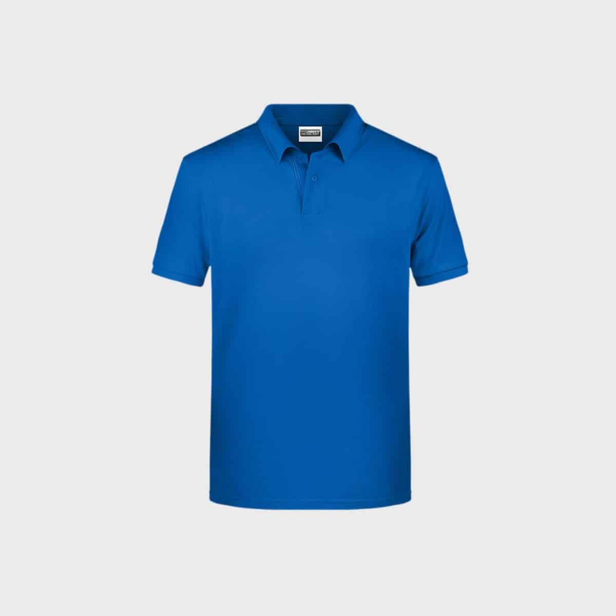 Ein Herren-Basic-Polo aus Bio-Baumwolle in Blau mit kurzen Ärmeln, Kragen und drei Knöpfen an der Knopfleiste, vor einem schlichten weißen Hintergrund.