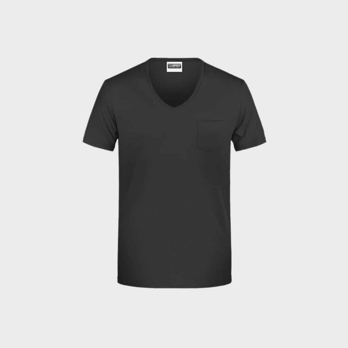 Ein schwarzes Herren-T-Shirt aus Bio-Baumwolle mit V-Ausschnitt und kleiner Brusttasche auf der linken Seite, das sich vor einem schlichten weißen Hintergrund abhebt. Das Hemd hat kurze Ärmel und scheint aus glattem, leichtem Bio-Baumwolle-Stoff gefertigt zu sein.