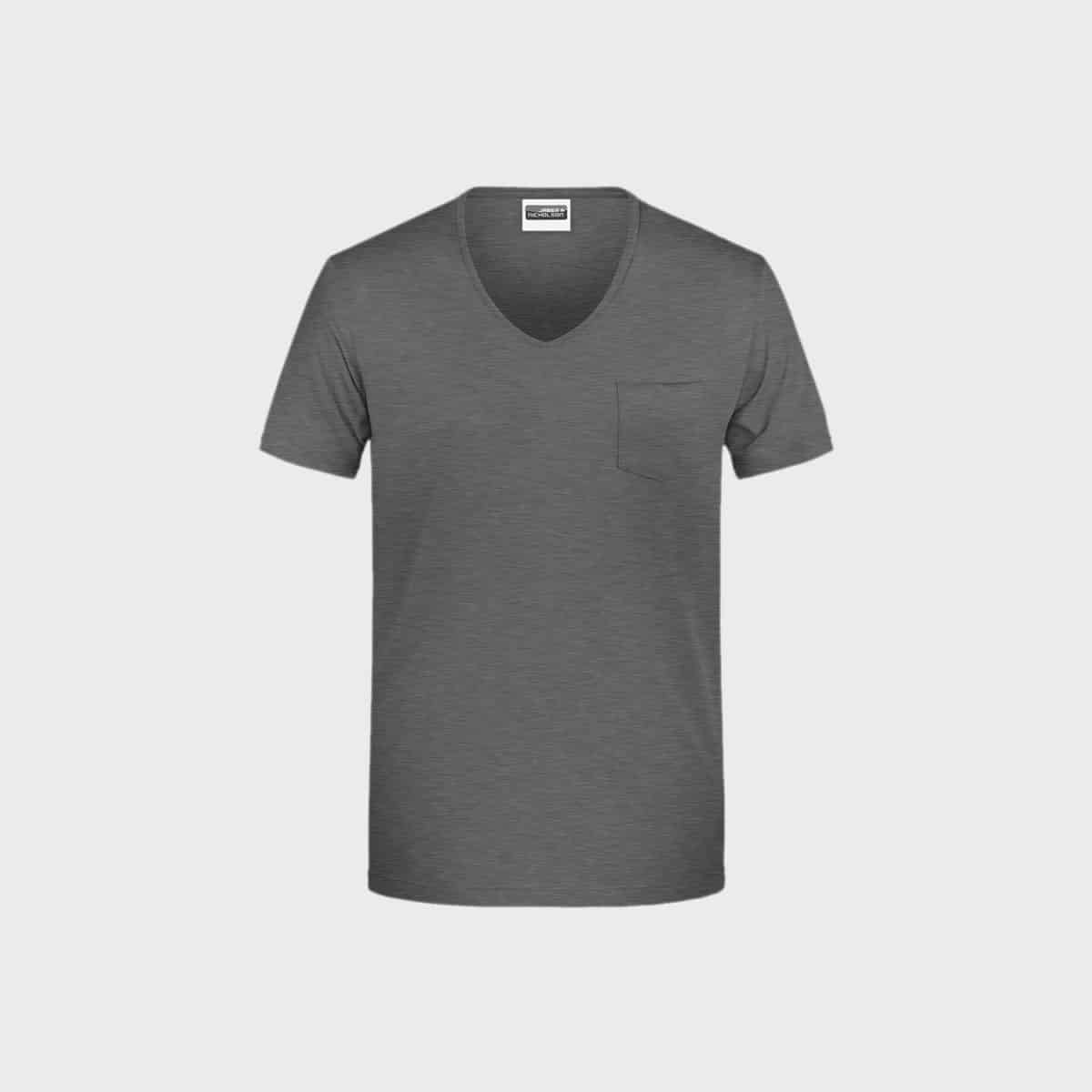 Ein schlichtes, kurzärmeliges graues Herren-T-Shirt Pocket aus Bio-Baumwolle mit V-Ausschnitt und einer kleinen Tasche auf der linken Brustseite. Das Shirt ist auf einem schlichten weißen Hintergrund abgebildet.