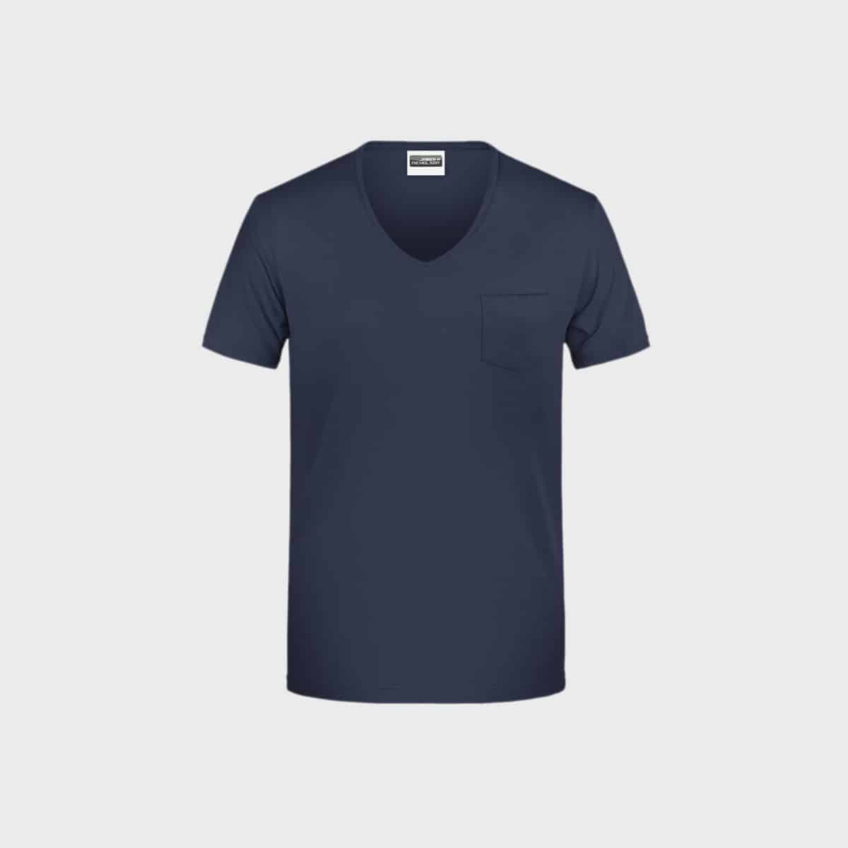 Das Herren-T-Pocket aus Bio-Baumwolle ist ein schlichtes marineblaues, kurzärmliges T-Shirt mit V-Ausschnitt und einer kleinen Tasche auf der linken Brust. Es besteht aus zertifizierter Bio-Baumwolle. Es ist auf einem schlichten hellgrauen Hintergrund abgebildet.