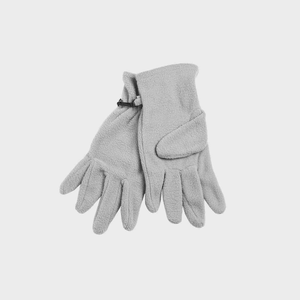 Auf hellem Hintergrund ist ein Paar Microfleece-Handschuhe in Hellgrau abgebildet. Der linke Handschuh liegt teilweise auf dem rechten Handschuh und zeigt so seine weiche und warme Textur. An einem der Handschuhe ist ein kleiner schwarzer Riemen zu sehen.