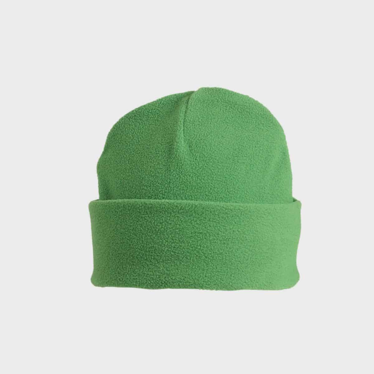 Eine grüne MYRTLE BEACH Microfleece-Mütze ist auf einem schlichten weißen Hintergrund abgebildet. Die Mütze besticht durch ein schlichtes Design mit einer gefalteten Krempe für zusätzliche Wärme und Stil.