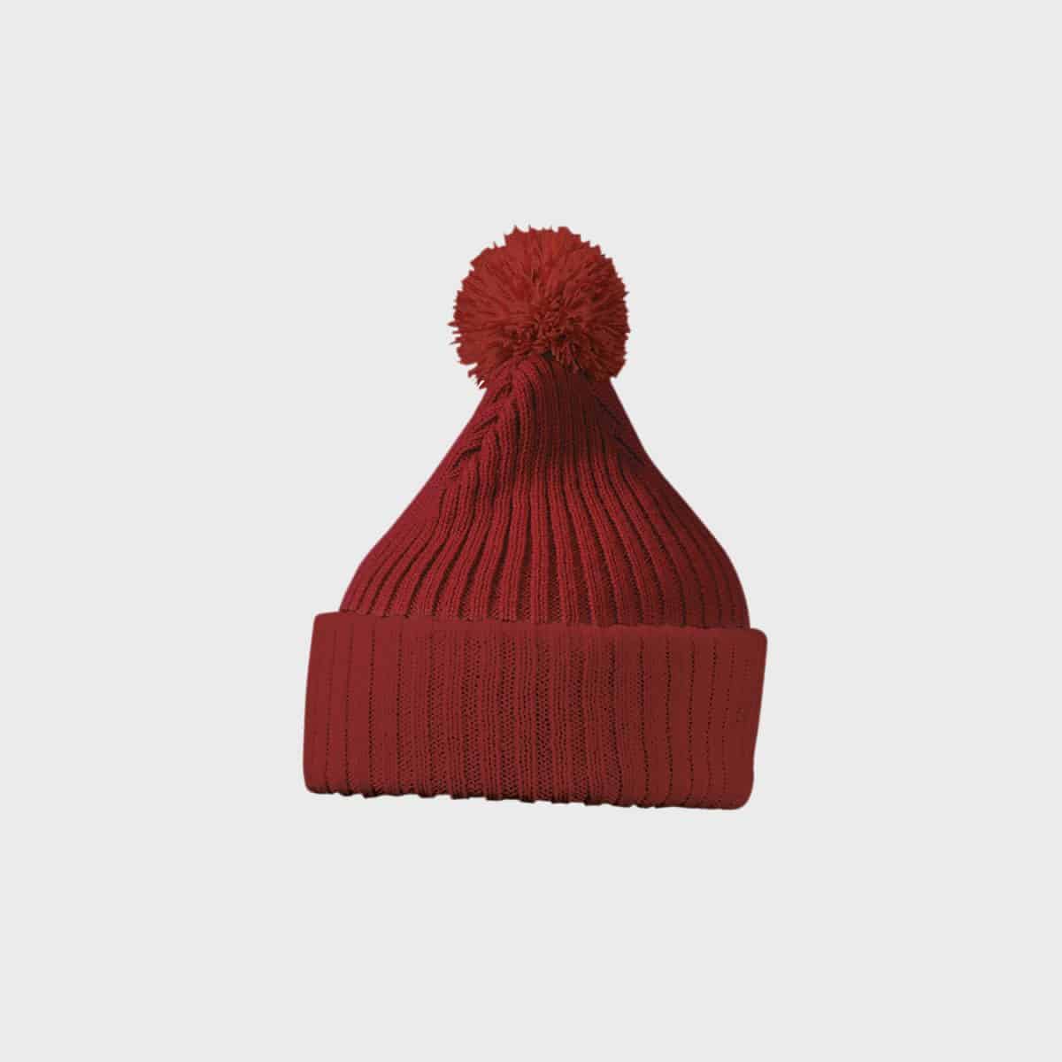 Eine rote Strickmütze mit Bommel von MYRTLE BEACH mit Umschlag und großem Bommel oben, durchgehend mit vertikalen Rippenmuster auf schlichtem weißen Hintergrund.