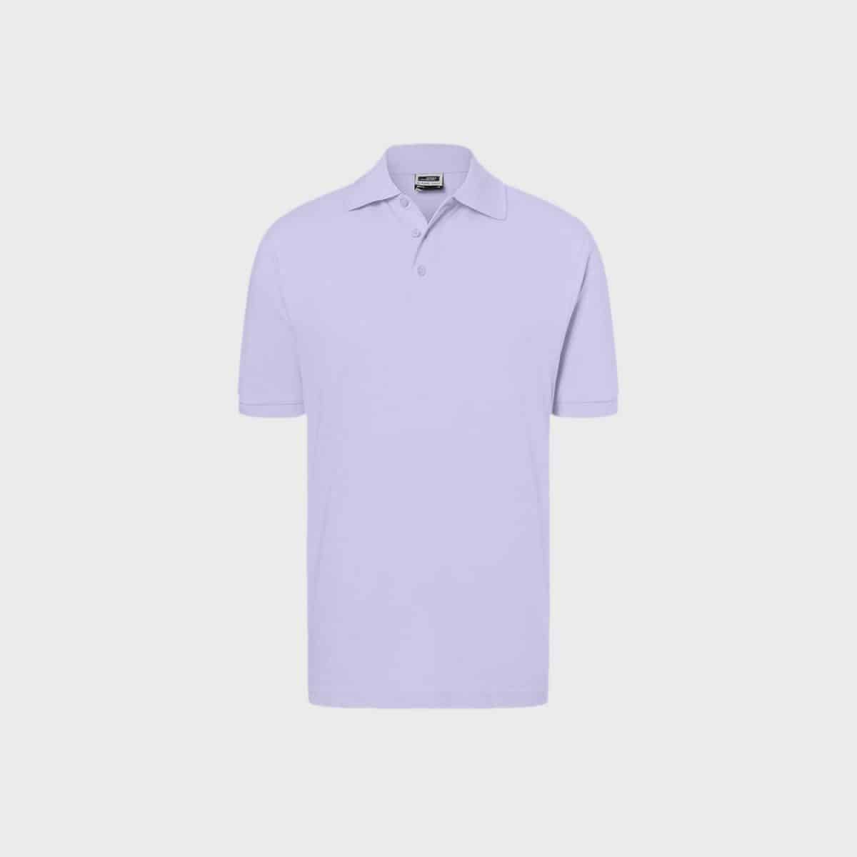 Ein schlichtes, hellviolettes Classic Poloshirt für Herren mit kurzen Ärmeln ist auf einem schlichten weißen Hintergrund abgebildet. Das Hemd verfügt über einen klassischen Kragen und eine Knopfleiste mit drei Knöpfen.