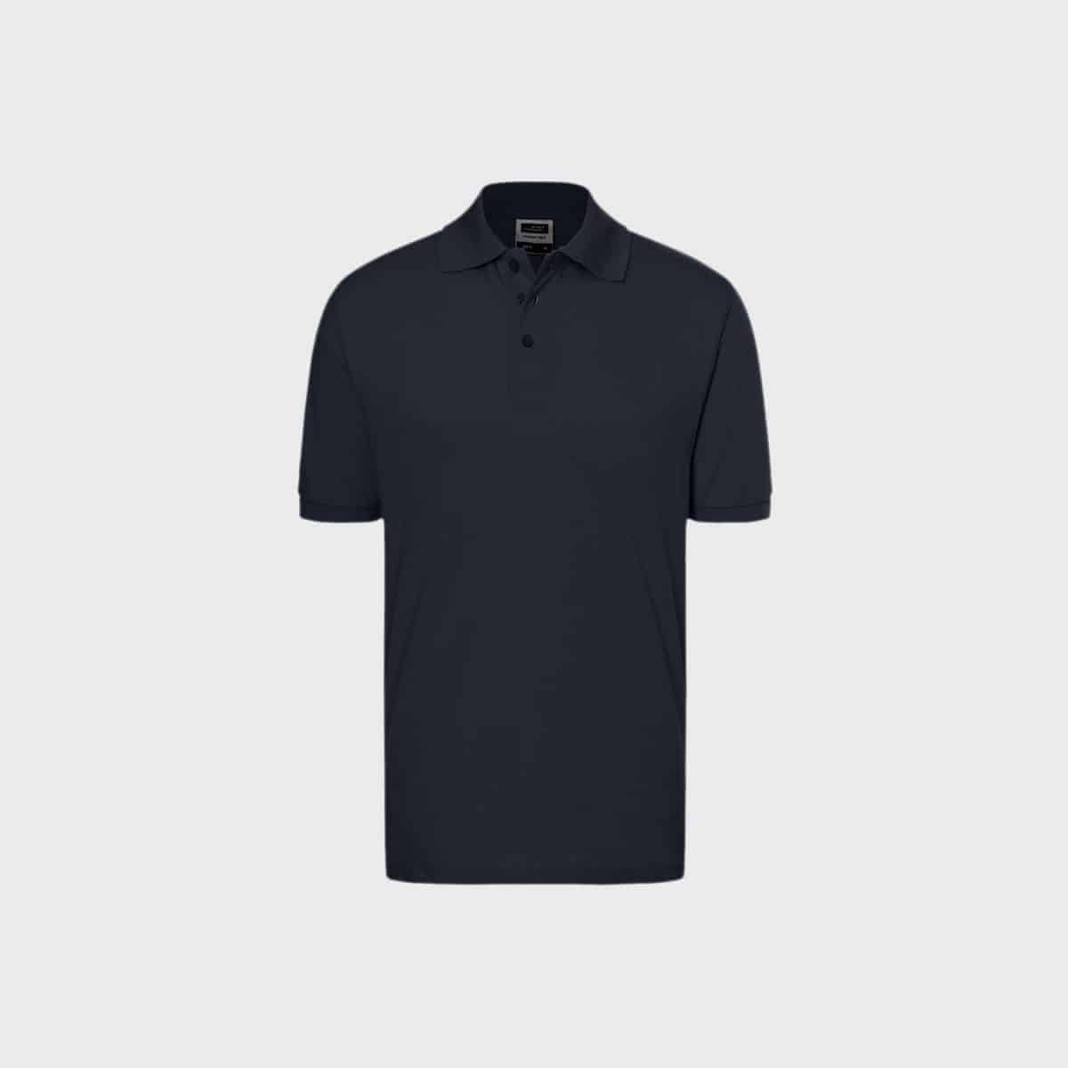 Ein zeitloses klassisches Poloshirt für Herren mit kurzen Ärmeln und einem Kragen mit Dreiknopfleiste präsentiert sich in einem eleganten Anthrazitgrau auf einem dezenten hellgrauen Hintergrund. Das Shirt zeichnet sich durch eine elegante Schlichtheit ohne Logos, Muster oder Designs aus.