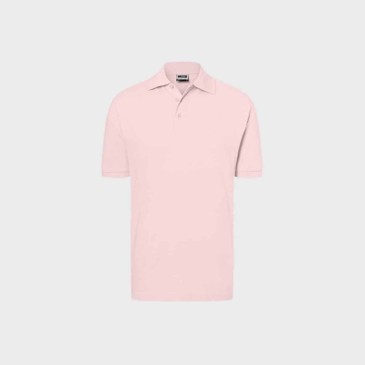 Das Classic Polo Shirt Herren in Hellrosa, kurzärmlig, ist auf einem schlichten grauen Hintergrund abgebildet. Dieses zeitlose Hemd verfügt über einen traditionellen Kragen und eine Drei-Knopf-Leiste auf der Vorderseite.