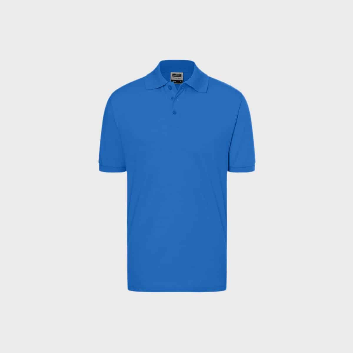 Ein klassisches Poloshirt für Herren, einfarbig und kurzärmlig in Blau, mit Kragen und Drei-Knopf-Leiste auf weißem Hintergrund.