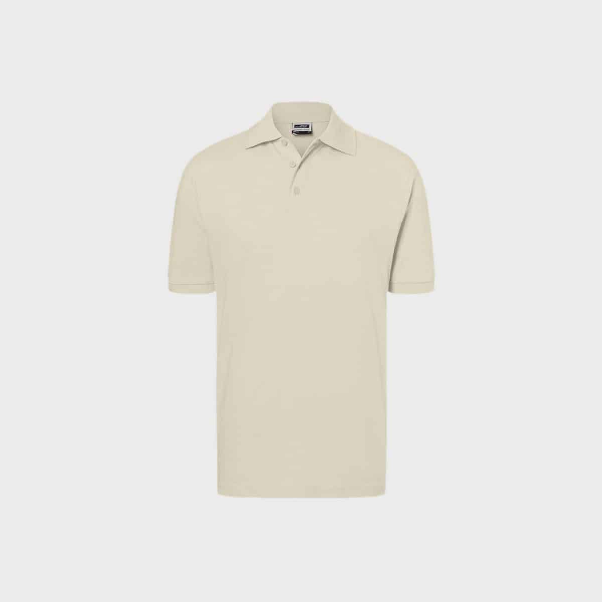 Ein klassisches Poloshirt für Herren in schlichter Cremefarbe mit kurzen Ärmeln ist auf weißem Hintergrund abgebildet. Das Shirt verfügt über einen zeitlosen Kragen und eine Knopfleiste mit drei Knöpfen.