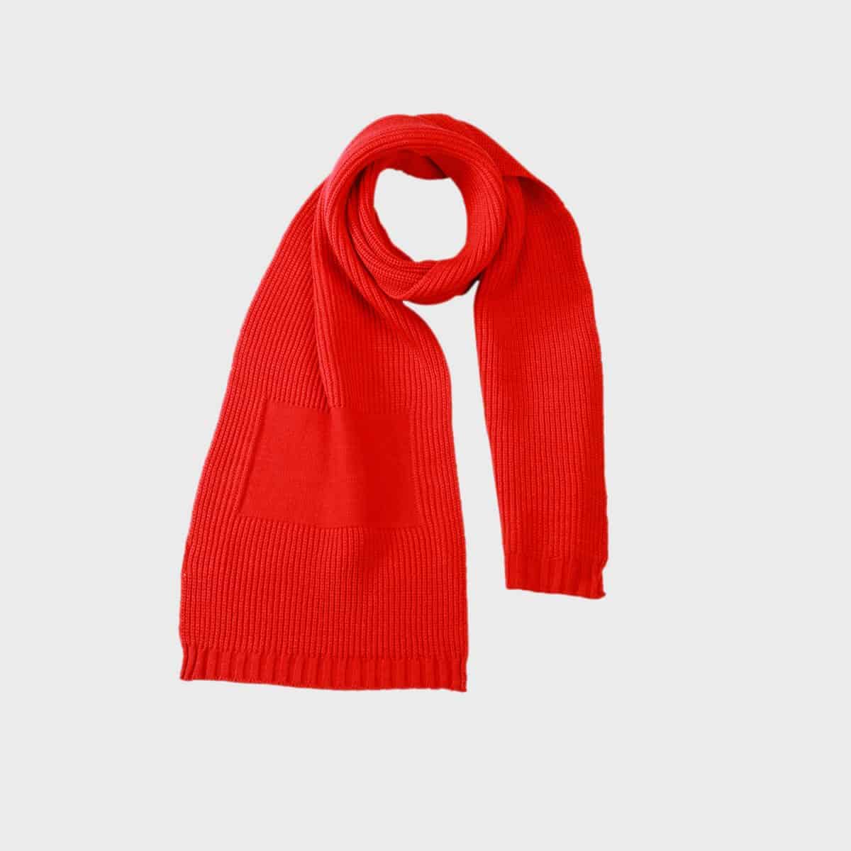 Ein leuchtend roter Promotion-Schal ist elegant in einer lockeren Schleife drapiert, wobei beide Enden herabfallen. Der Schal vereint Stil und Funktionalität und weist auf einer Seite eine auffällige Tasche auf. Der Hintergrund ist schlicht weiß.