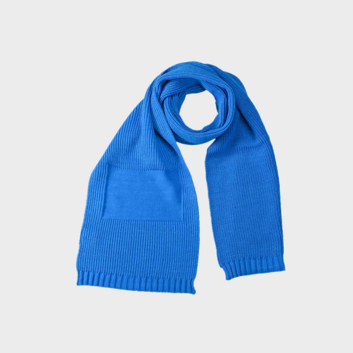 Der Promotion-Schal, ein leuchtend blaues Strickaccessoire, das perfekt zur neuesten Werbeaktion passt, ist ordentlich arrangiert, wobei ein Ende durch das andere geschlungen ist und einen einfachen Knoten bildet. Mit seinen gerippten Enden wirkt er vor einem schlichten weißen Hintergrund weich und bequem.