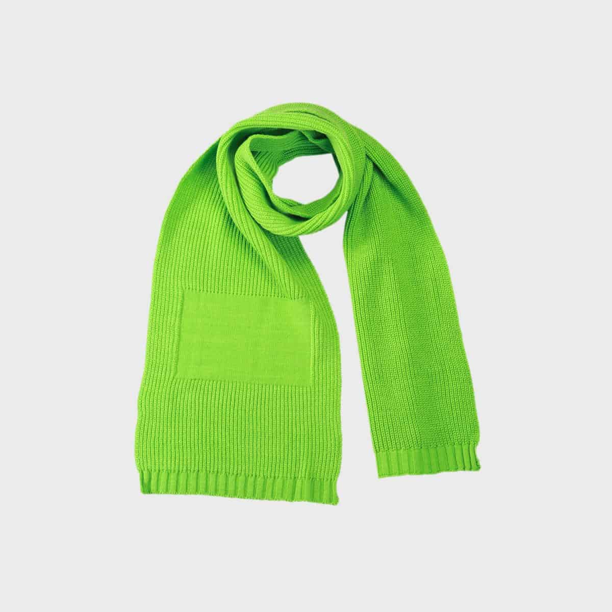 Der Promotion-Schal ist ein leuchtend grüner Strickschal, der sich ideal für jede Werbeveranstaltung eignet. Er ist ordentlich gefaltet und verfügt über eine rechteckige Tasche aus demselben Material. Das Strickmuster ist durchgehend einheitlich und die Kanten sind für zusätzliche Details gerippt. Der schlichte weiße Hintergrund betont die lebendige Farbe dieses Promotion-Schals perfekt.