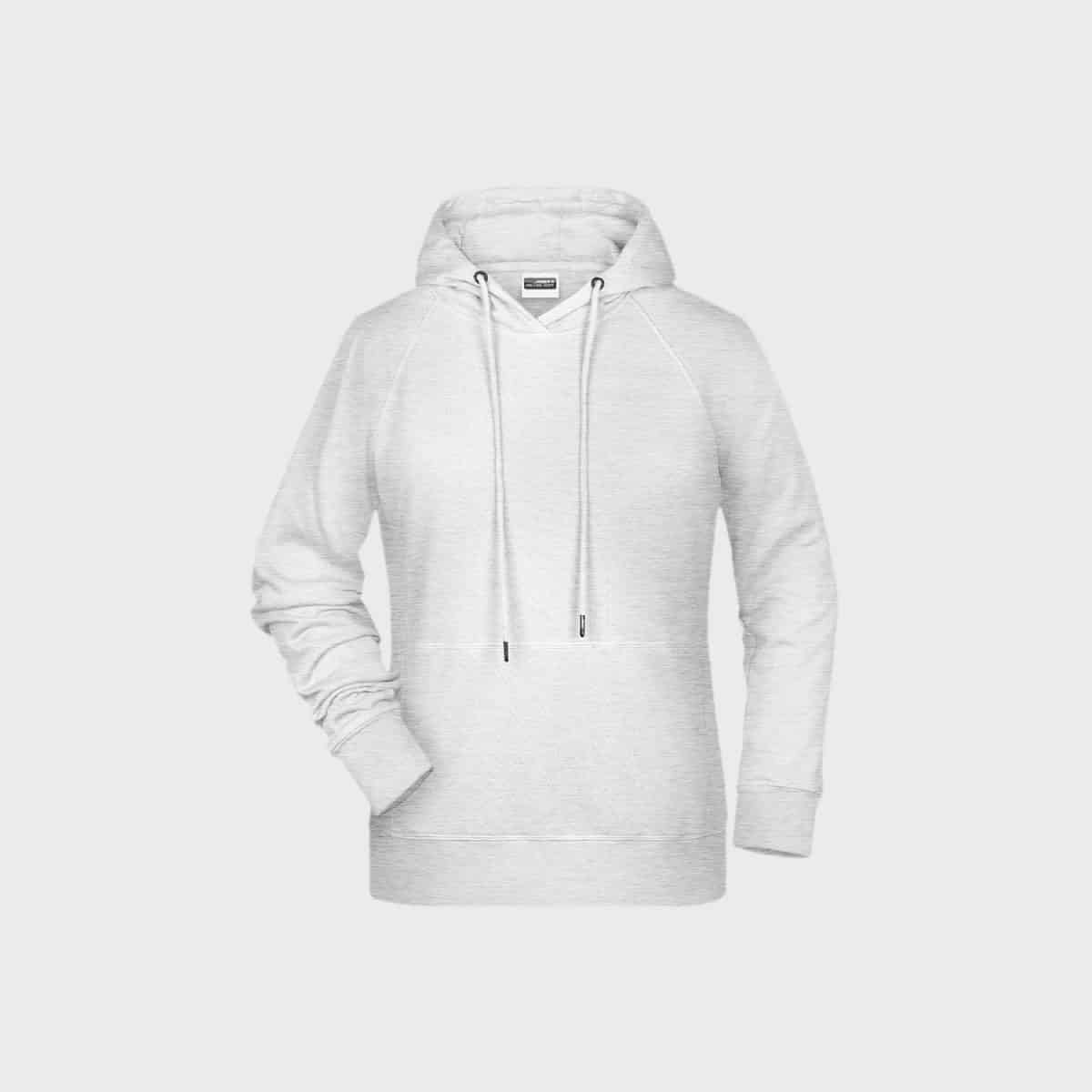 Ein schlichter weißer „Damen-Hoodie aus Bio-Baumwolle“ mit langen Ärmeln und einer Fronttasche sticht vor einem hellgrauen Hintergrund hervor. Er hat Kordelzüge an der Kapuze und zeichnet sich durch eine entspannte, legere Passform aus. Perfekt für alle, die Frauenmode aus Bio-Baumwolle schätzen.
