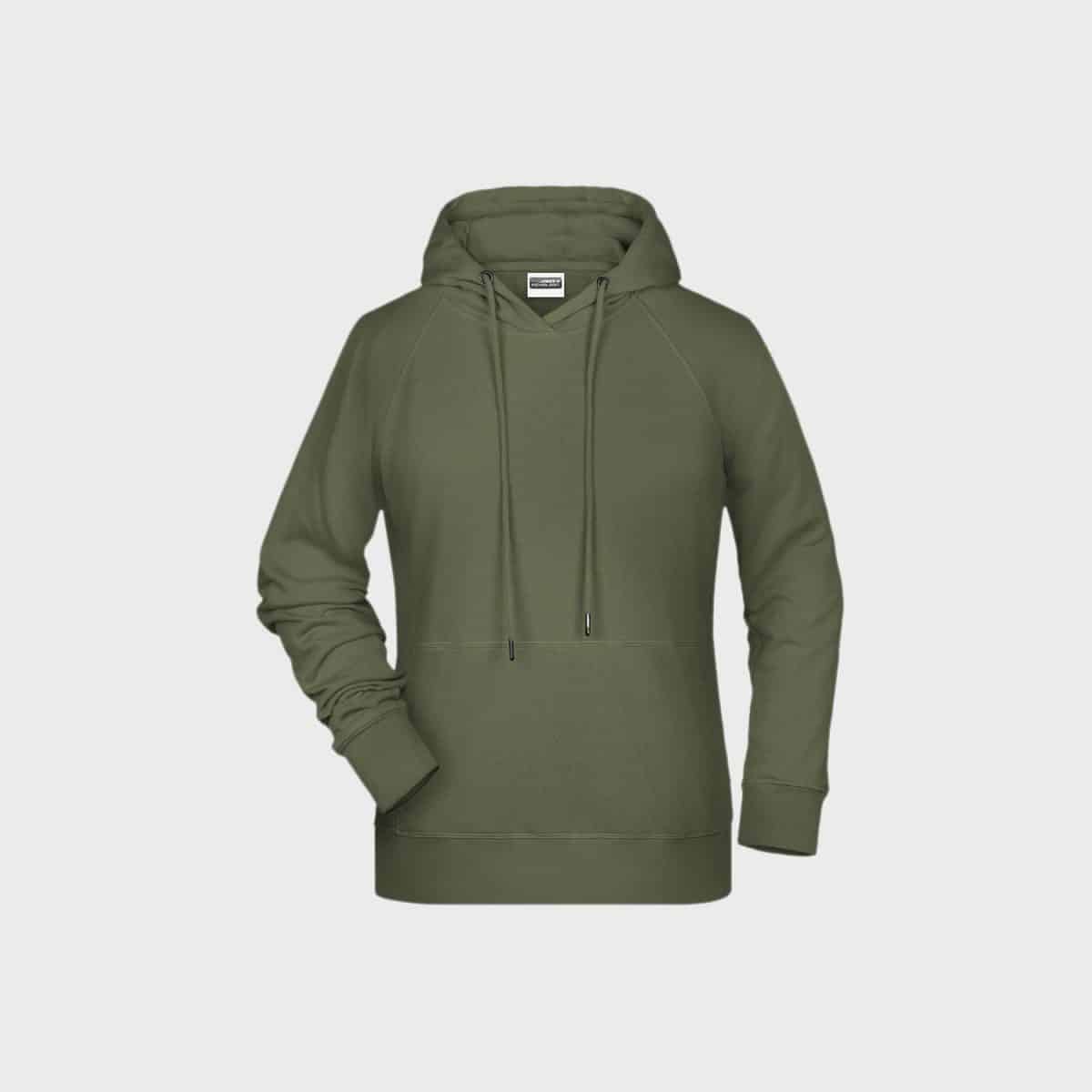 Ein grüner Damen-Hoodie aus Bio-Baumwolle ist auf einem schlichten weißen Hintergrund abgebildet. Der Hoodie hat eine Vordertasche, eine Kapuze mit Kordelzug und lange Ärmel mit gerippten Bündchen. Das Design ist schlicht und lässig und eignet sich daher perfekt für den Alltag.