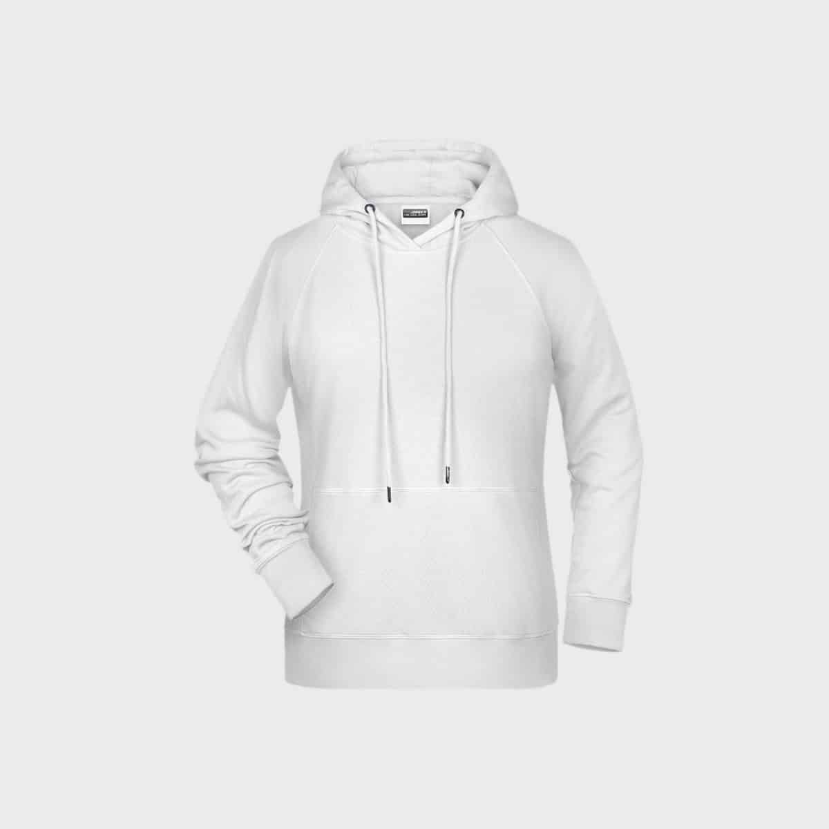 Ein Damen-Hoodie aus Bio-Baumwolle mit schlichtem weißem Design hat lange Ärmel, eine Vordertasche und Kordeln an der Kapuze. Dieses minimalistische Sweatshirt ist auf einem hellgrauen Hintergrund abgebildet.
