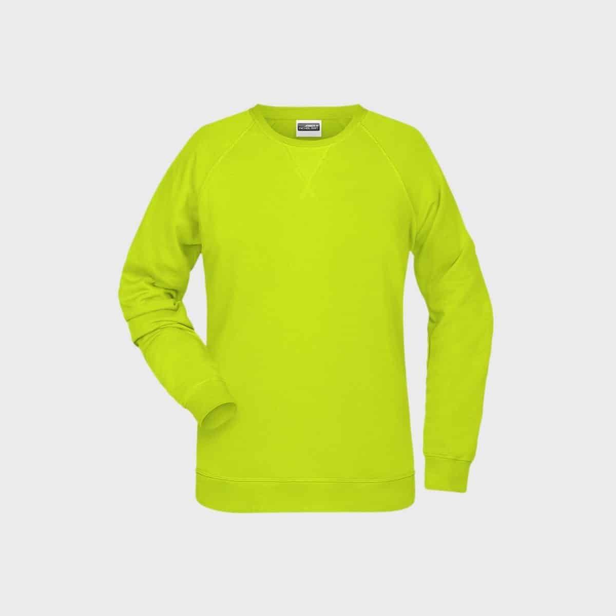 Das Ladies' Sweat aus Bio-Baumwolle ist ein leuchtend neongelb-grünes Unisex-Sweatshirt aus Bio-Baumwolle mit langen Ärmeln und lockerer Passform. Dieses Damenkleidungsstück hat einen runden Ausschnitt und gerippte Bündchen, die sich vor einem schlichten weißen Hintergrund abheben.