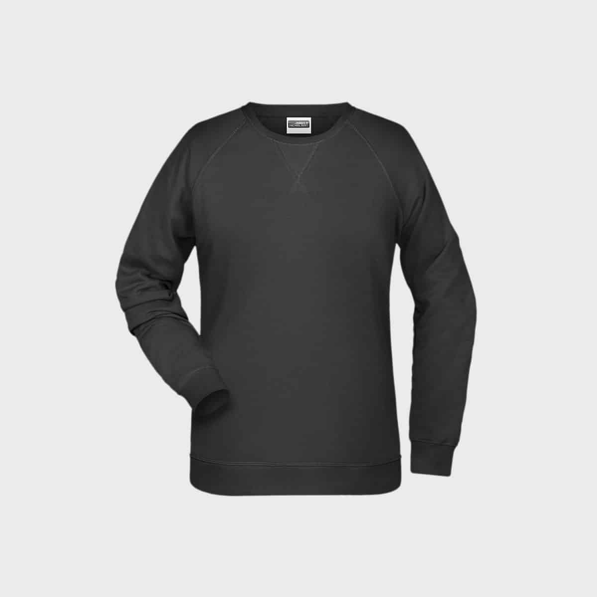 Ein schwarzes, langärmeliges Pullover-Sweatshirt aus Bio-Baumwolle mit Rundhalsausschnitt. Das Damen-Sweatshirt aus Bio-Baumwolle hat gerippte Bündchen und Saum sowie ein „X“-Stichdetail am Halsausschnitt. Es ist auf einem schlichten, hellgrauen Hintergrund abgebildet.