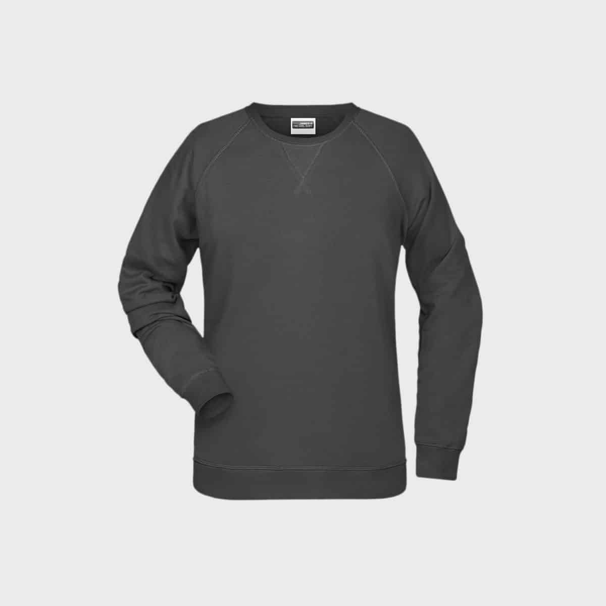 Auf weißem Hintergrund ist ein schlichtes, langärmeliges, dunkelgraues *Damen-Sweatshirt aus Bio-Baumwolle* mit Rundhalsausschnitt und entspannter Passform abgebildet. Das Sweatshirt aus Bio-Baumwolle verfügt über gerippte Bündchen und Saum sowie ein kleines Dreiecksstichdetail am Ausschnitt.
