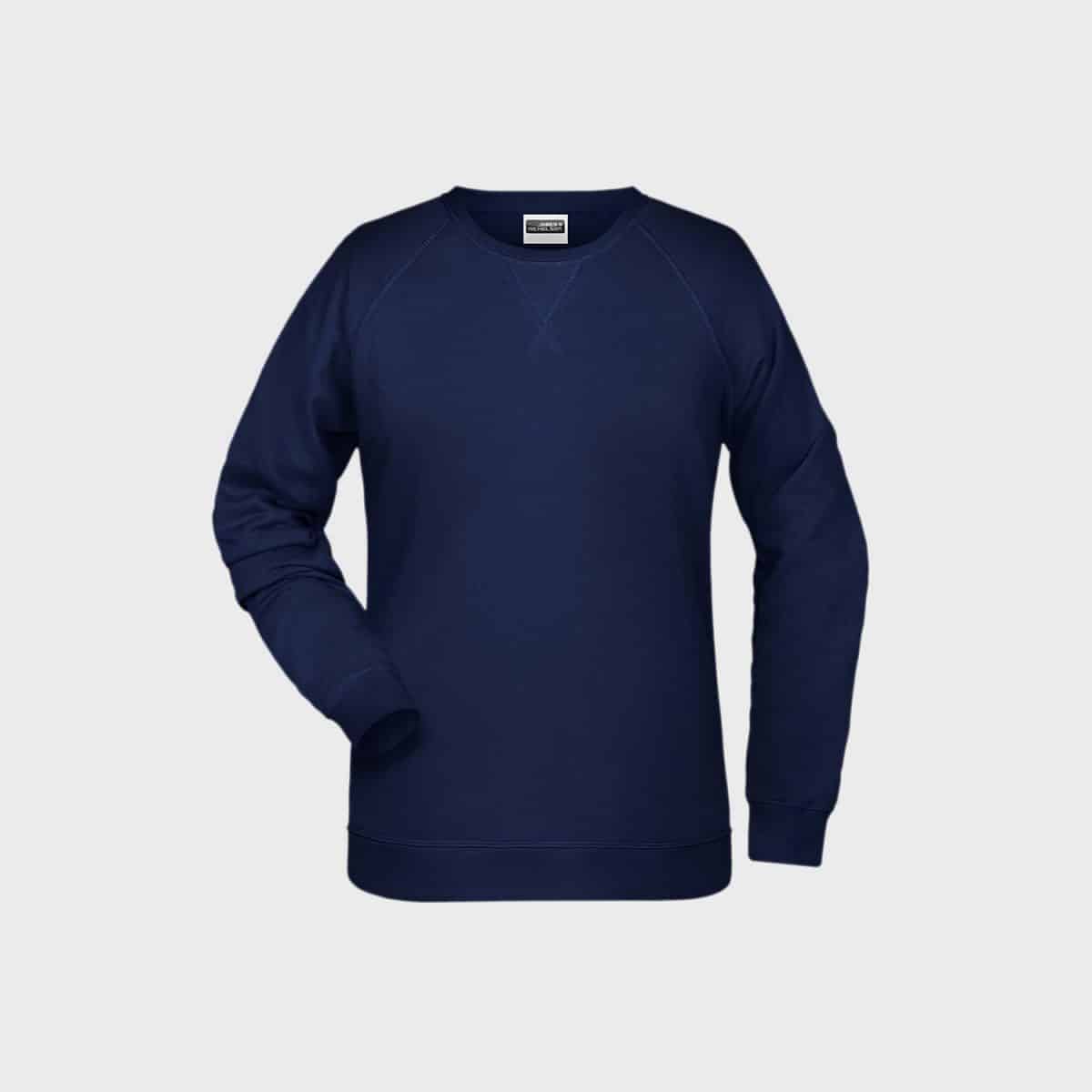 Ein einfarbiges marineblaues Damen-Sweatshirt mit Rundhalsausschnitt aus Bio-Baumwolle mit langen Ärmeln und gerippten Bündchen. Das Design ist schlicht und lässig, ohne sichtbare Logos oder Grafiken, aus Bio-Baumwolle. Es ist auf einem schlichten hellgrauen Hintergrund abgebildet.