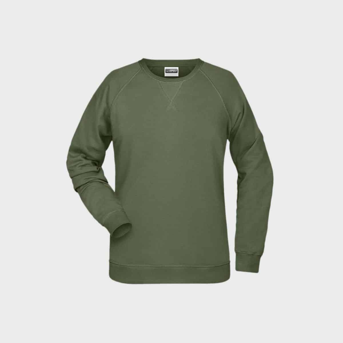 Ein schlichtes, waldgrünes Damen-Sweatshirt aus Bio-Baumwolle mit Rundhalsausschnitt und langen Ärmeln auf hellgrauem Hintergrund. Das Damen-Sweatshirt hat Raglanärmel und einen gerippten Halsausschnitt, Bündchen und Saum und ist für zusätzlichen Komfort aus weicher Bio-Baumwolle gefertigt.
