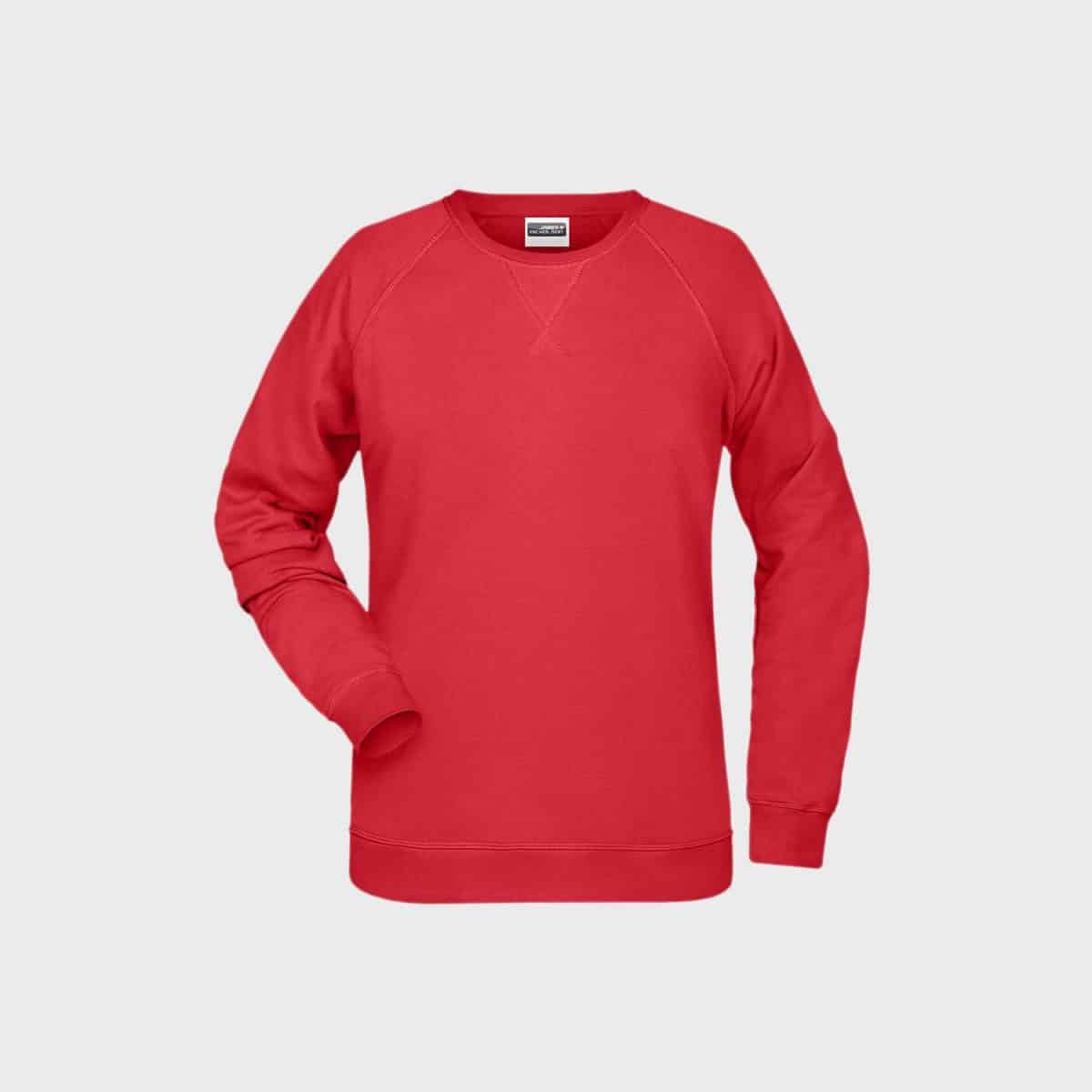 Ein schlichtes rotes Damen-Sweatshirt aus Bio-Baumwolle mit langen Ärmeln und Rundhalsausschnitt auf hellgrauem Hintergrund. Das Sweatshirt hat eine lässige, entspannte Passform mit gerippten Bündchen, Saum und Ausschnitt.
