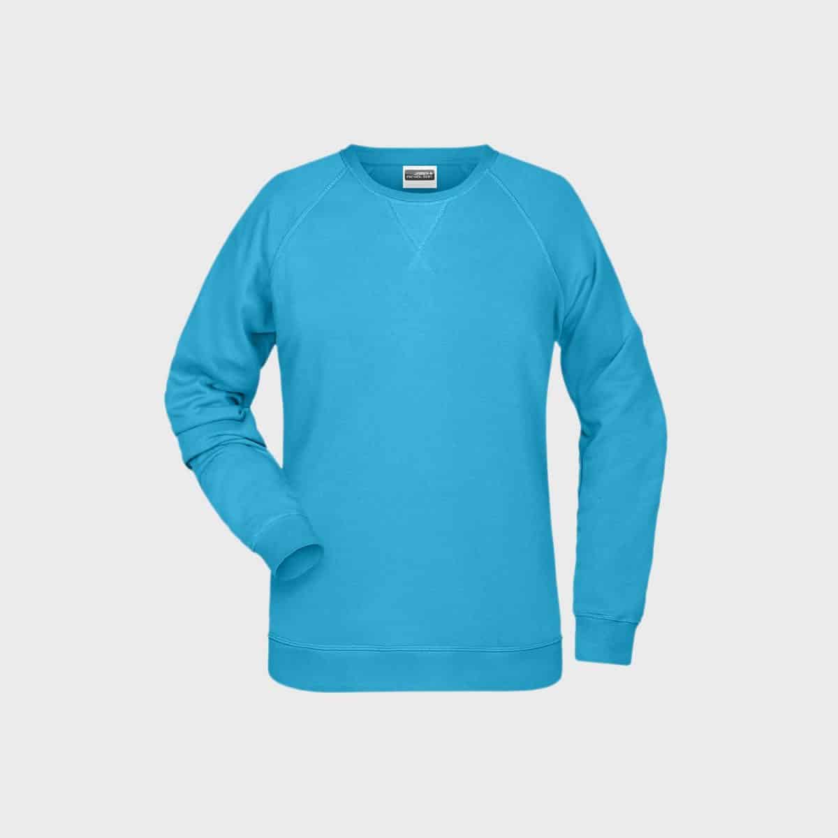 Ein schlichtes, hellblaues Damen-Sweatshirt aus Bio-Baumwolle mit langen Ärmeln und Rundhalsausschnitt. Das Sweatshirt aus Bio-Baumwolle hat ein schlichtes, minimalistisches Design ohne sichtbare Logos oder Grafiken. Der einfarbige weiße Hintergrund bringt das Kleidungsstück klar zur Geltung.
