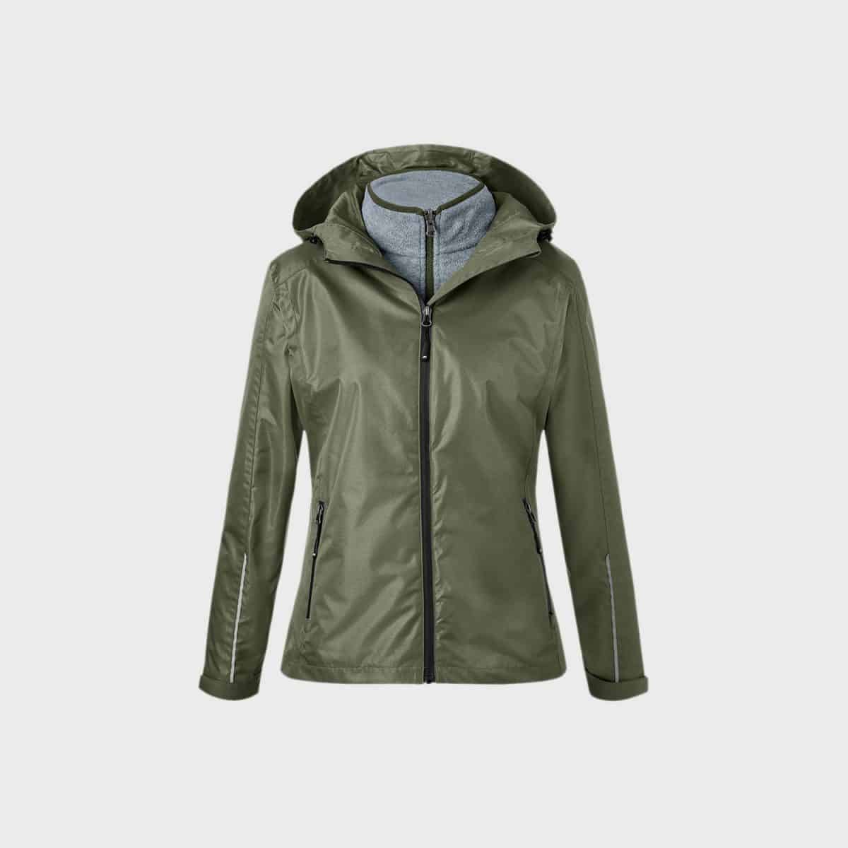 Eine 3-in-1-Jacke für Damen in Khakigrün mit durchgehendem Frontreißverschluss und zwei Seitentaschen. Das Innenfutter ist grau und besteht aus einer grauen Schicht mit hohem Kragen und zusätzlichem Reißverschluss unter der Hauptjacke. Das Material scheint wasserabweisend zu sein, was sie zu einem idealen Kleidungsstück für Damenoberbekleidung macht.