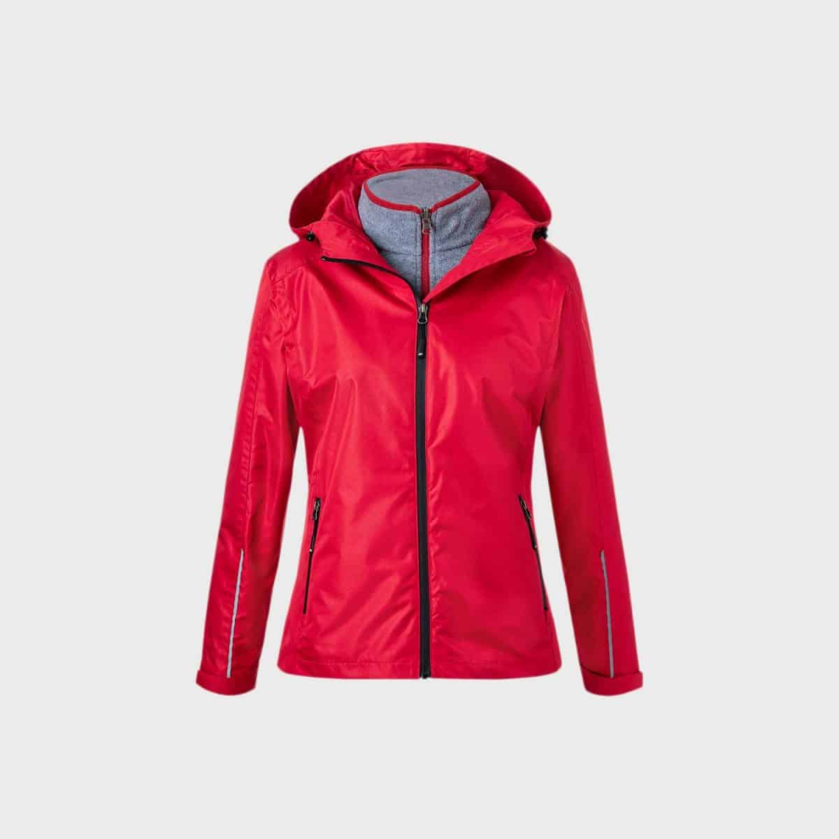 Abgebildet ist eine leuchtend rote 3-in-1-Jacke für Damen mit Kapuze und Reißverschluss vorne. Die Jacke hat ein meliertes graues Futter und zwei Seitentaschen mit Reißverschluss, was sie zu einer leichten, wetterfesten Wahl macht, die sich perfekt für Outdoor-Aktivitäten eignet.