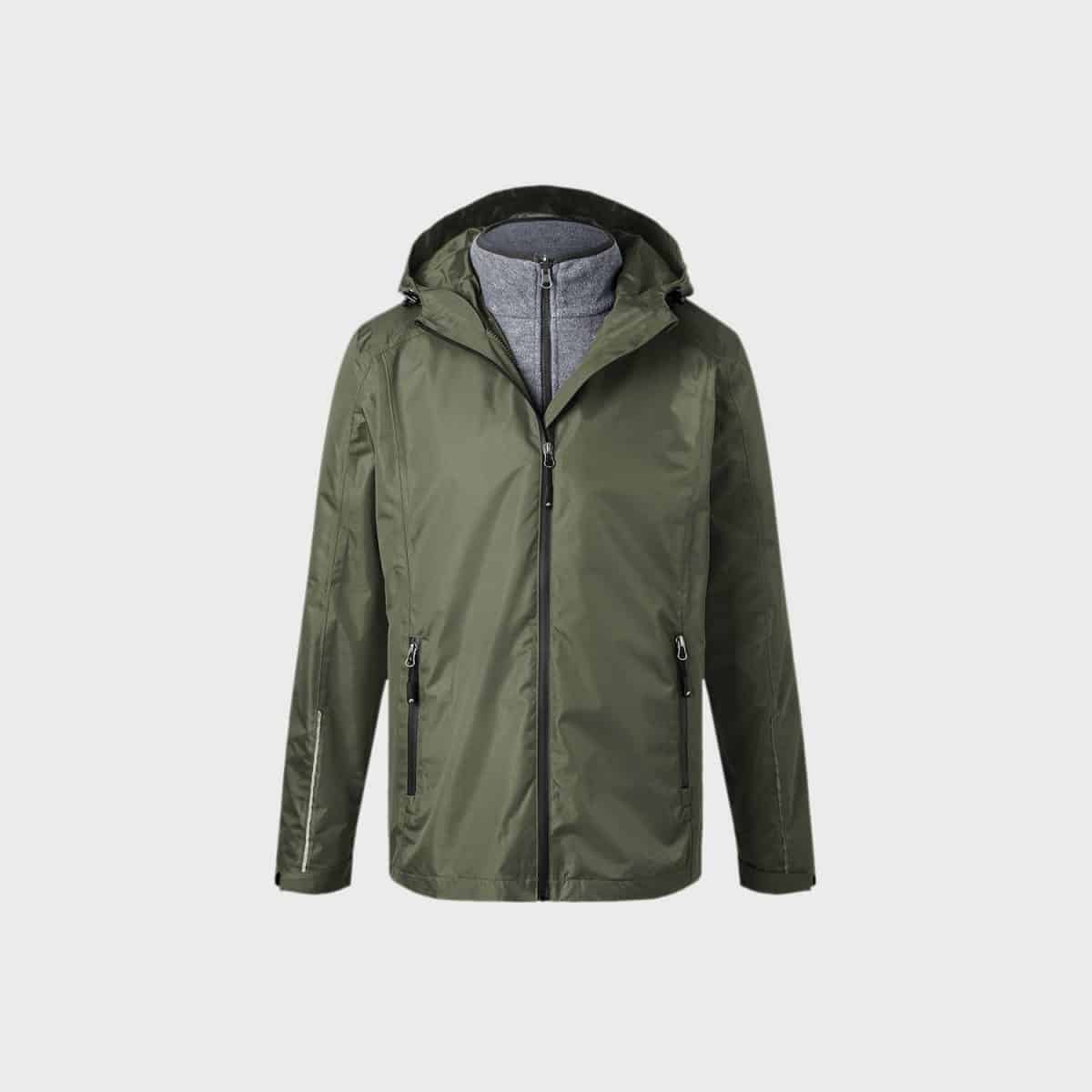 Bild der 3-in-1-Jacke für Herren in Grün mit Kapuze. Die Jacke hat einen Frontreißverschluss, zwei Seitentaschen mit Reißverschluss und verstellbare Kordeln an der Kapuze. Das Innere ist grau gefüttert. Sie ist auf einem schlichten weißen Hintergrund abgebildet.