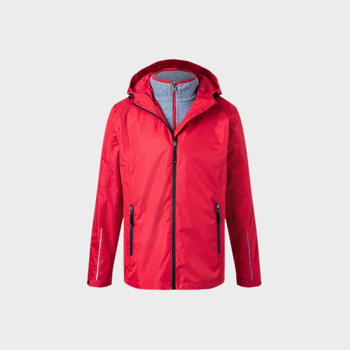 Die 3-in-1-Jacke für Herren ist eine leuchtend rote Herrenjacke mit Kapuze und schwarzen Reißverschlüssen. Diese vielseitige Jacke verfügt über zwei Reißverschlusstaschen auf der Vorderseite und ein graues Innenfutter im Kragenbereich. Sie wurde für den Outdoor-Einsatz konzipiert und kombiniert eleganten Stil mit Funktionalität.