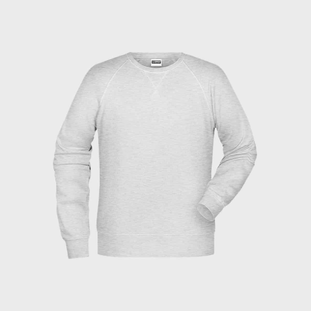 Auf weißem Hintergrund ist ein schlichtes, hellgraues Herren-Sweatshirt aus Bio-Baumwolle abgebildet. Dieses Herren-Sweatshirt hat einen Rundhalsausschnitt, lange Ärmel sowie gerippte Bündchen und Saum.