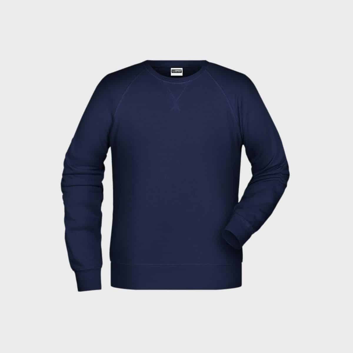 Ein schlichtes, langärmeliges, marineblaues Herren-Sweatshirt aus Bio-Baumwolle mit gerippten Bündchen und Saum. Dieses Sweatshirt aus Bio-Baumwolle hat einen Rundhalsausschnitt und ist auf weißem Hintergrund abgebildet.
