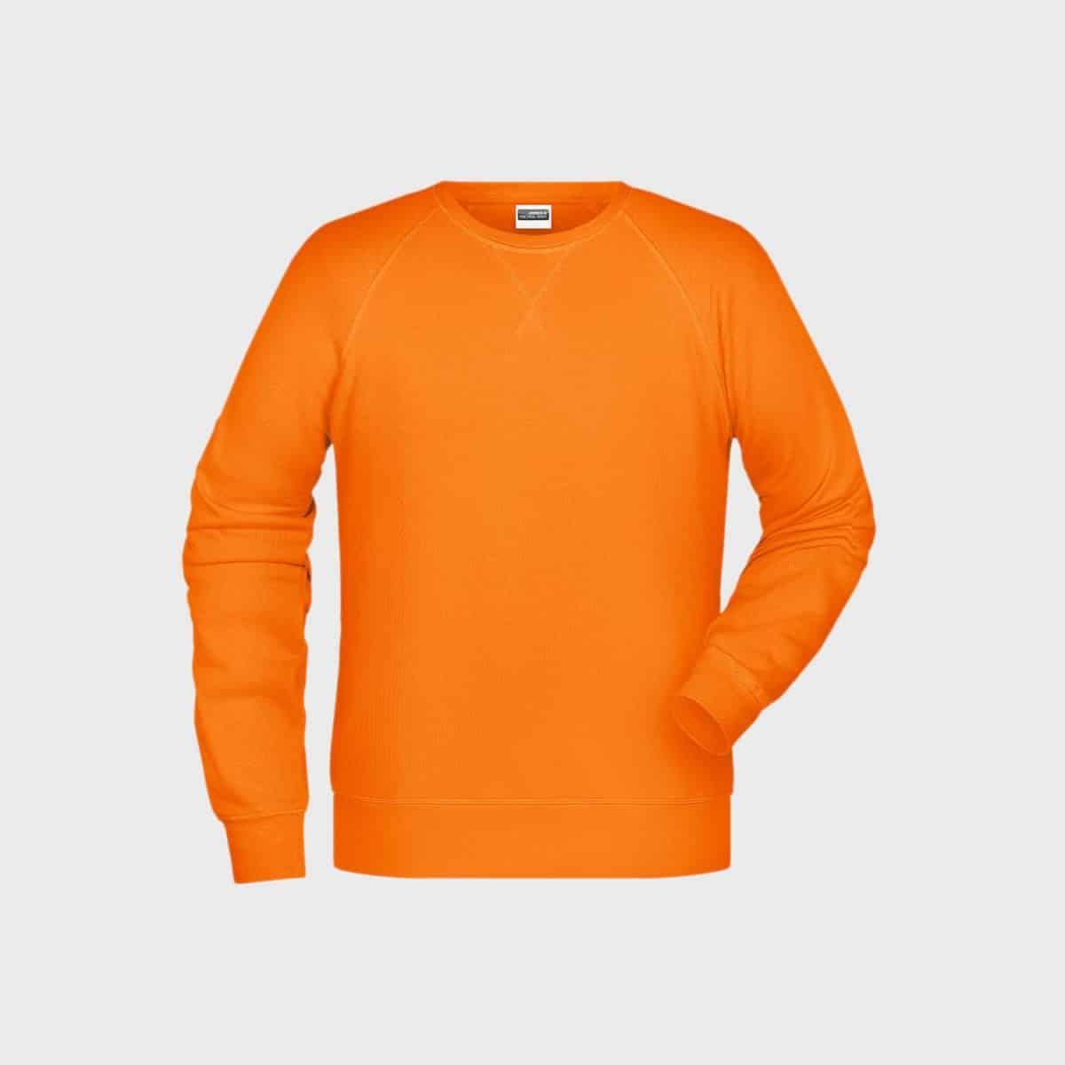 Ein orangefarbenes langärmeliges Herren-Sweatshirt aus Bio-Baumwolle auf einem schlichten hellgrauen Hintergrund. Das Sweatshirt aus Bio-Baumwolle hat einen Rundhalsausschnitt und gerippte Bündchen, Saum und Kragen. Es sind keine Logos, Designs oder zusätzlichen Details sichtbar.