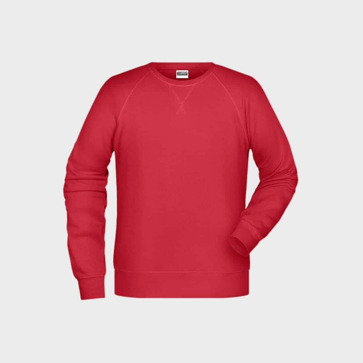 Auf hellgrauem Untergrund ist der Men´s Sweat aus Bio-Baumwolle zu sehen, ein schlichtes rotes Rundhals-Sweatshirt für Herren aus Bio-Baumwolle mit langen Ärmeln und Rippbündchen an Bündchen und Saum.