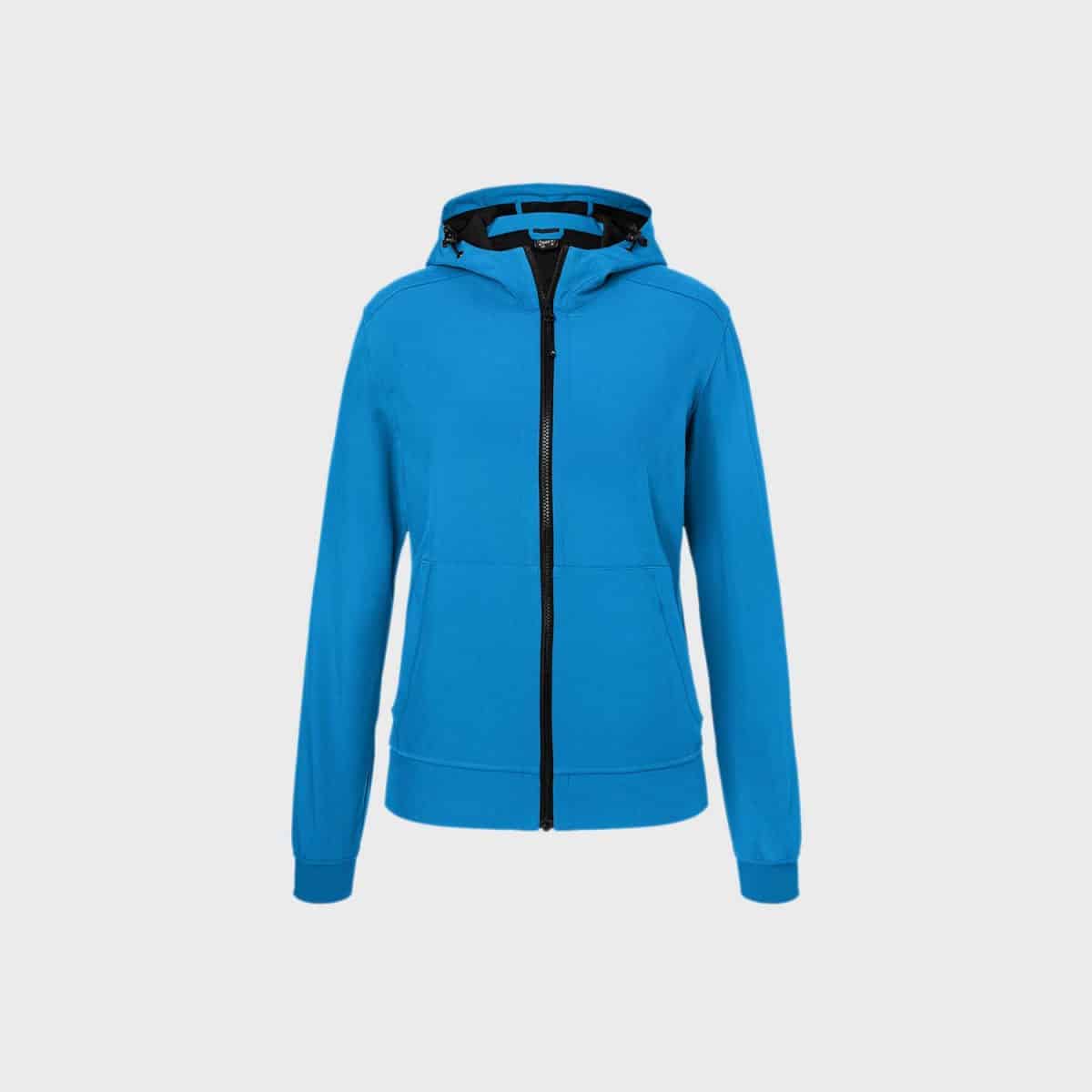 Unsere Softshelljacke mit Kapuze für Herren ist ein blauer Kapuzenpullover mit Reißverschluss vorne, zwei Hüfttaschen und langen Ärmeln. Diese Jacke verfügt über einen verstellbaren Kordelzug um die Kapuze und gerippte Bündchen an den Ärmeln und am unteren Saum. Der Hintergrund ist schlicht weiß.