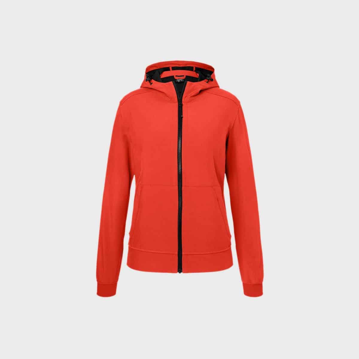 Die Softshelljacke mit Kapuze für Herren ist in leuchtendem Rot gehalten und hat lange Ärmel, einen Reißverschluss vorne und zwei Vordertaschen. Sie verfügt über verstellbare schwarze Kordeln für die Kapuze und hat ein schwarzes Innenfutter. Die Jacke ist auf einem schlichten weißen Hintergrund zu sehen.