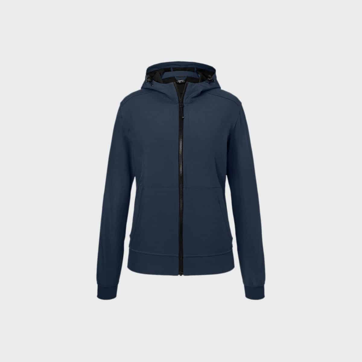 Eine Vorderansicht der Softshelljacke mit Kapuze für Herren in Dunkelblau mit schwarzem Reißverschluss. Der Hoodie hat eine Kapuze mit Kordelzug, lange Ärmel und zwei Vordertaschen. Der Hintergrund ist hellgrau.