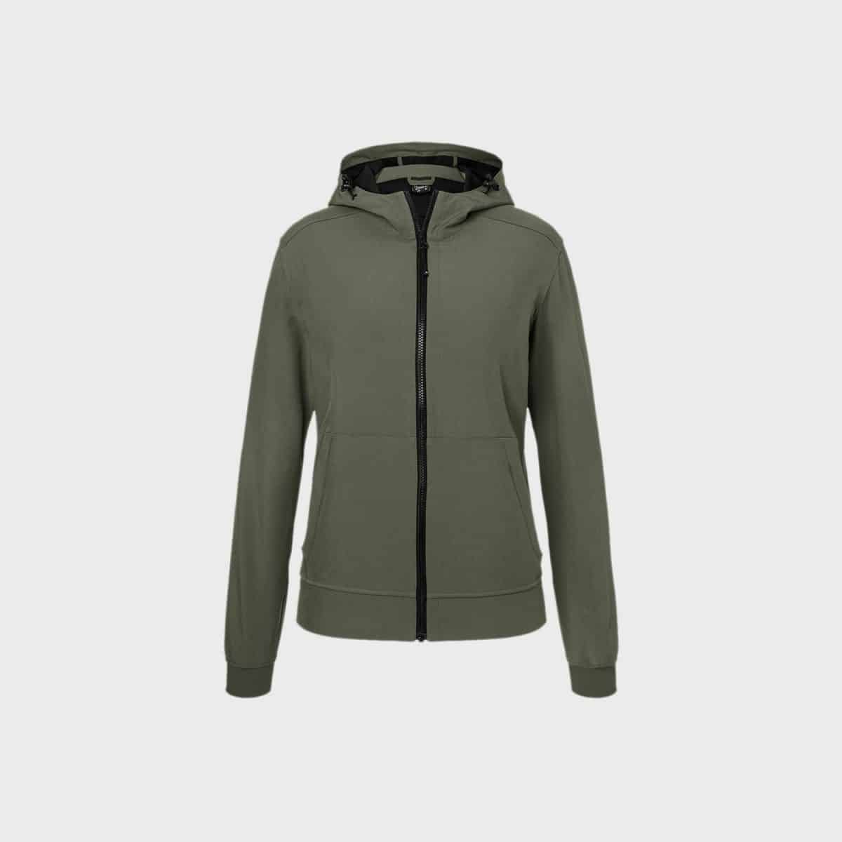 Eine grüne Softshelljacke mit Kapuze für Herren mit langen Ärmeln und Kapuze auf einem schlichten, hellgrauen Hintergrund. Die Jacke verfügt über einen Reißverschluss vorne, zwei Seitentaschen und schwarze Kordelakzente an der Kapuze.