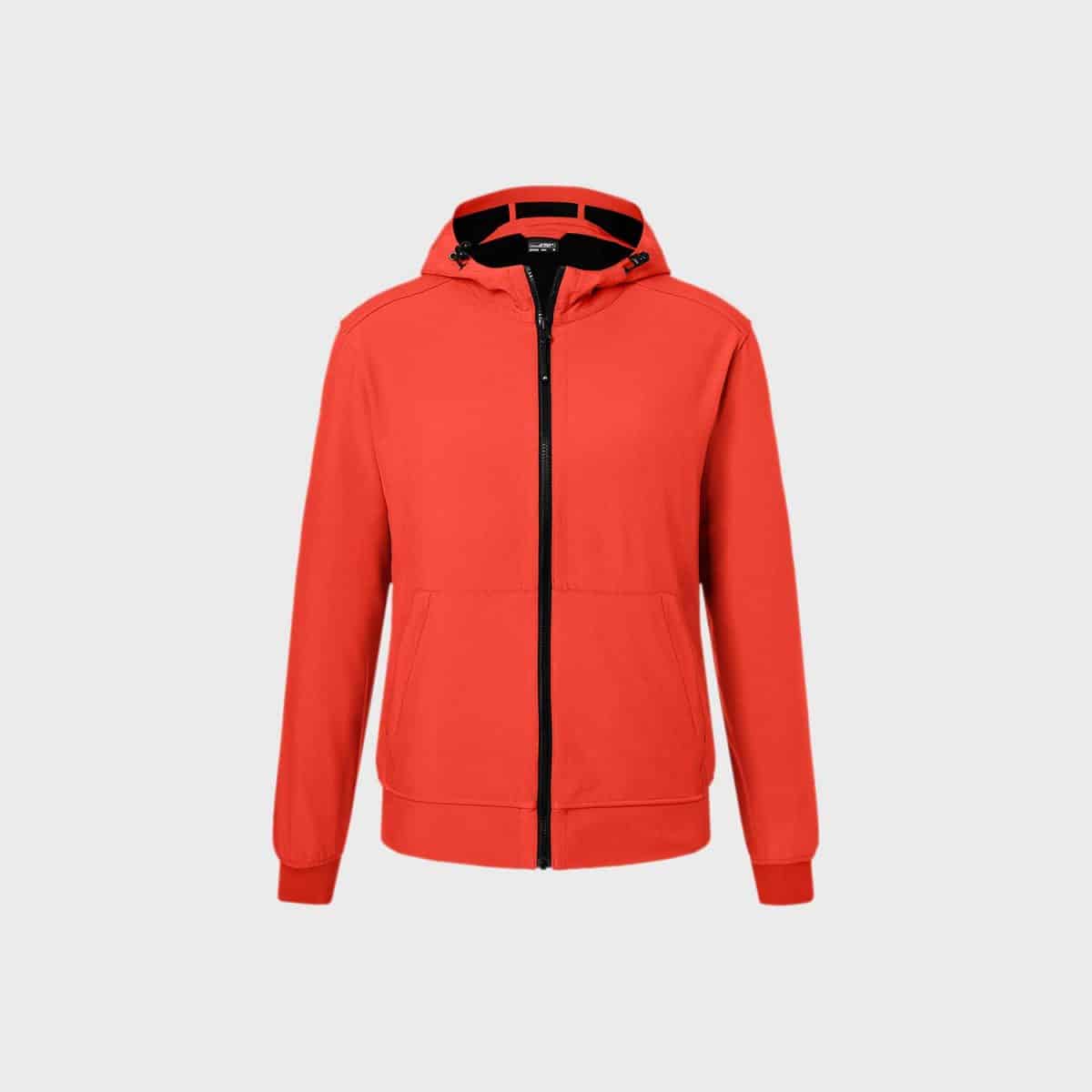 Eine leuchtend rote Softshelljacke mit Kapuze für Herren mit schwarzem Reißverschluss und schwarzen Kordeln auf einem schlichten weißen Hintergrund. Die Jacke verfügt über einen Reißverschluss vorne, zwei Seitentaschen und lange Ärmel mit gerippten Bündchen.