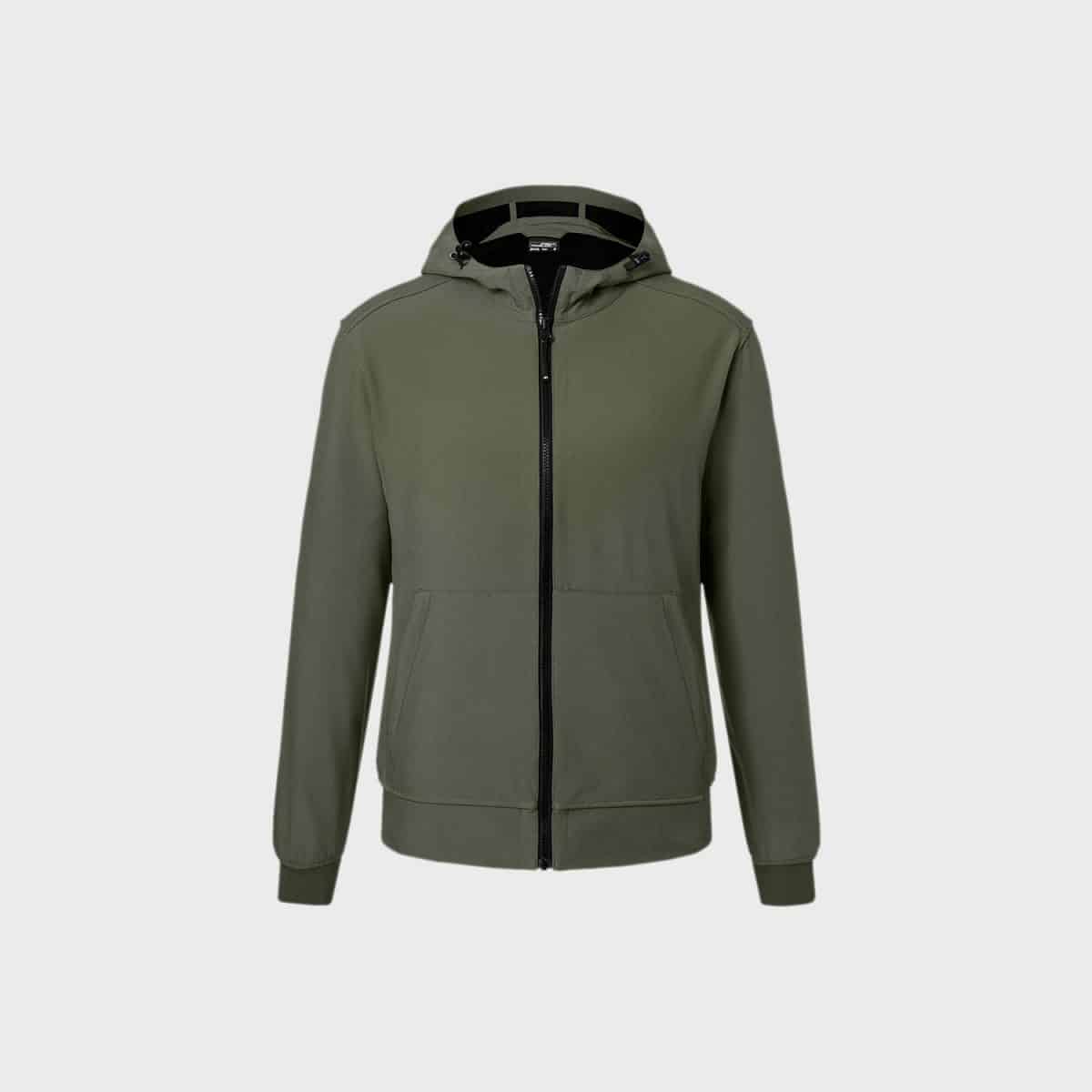 Eine Softshelljacke mit Kapuze für Herren ist auf einem schlichten weißen Hintergrund abgebildet. Diese khakigrüne Jacke hat einen Reißverschluss vorne, zwei Vordertaschen und gerippte Bündchen. Die Kapuze verfügt über verstellbare Kordeln, was sie als Oberbekleidung für Herren vielseitig einsetzbar macht.