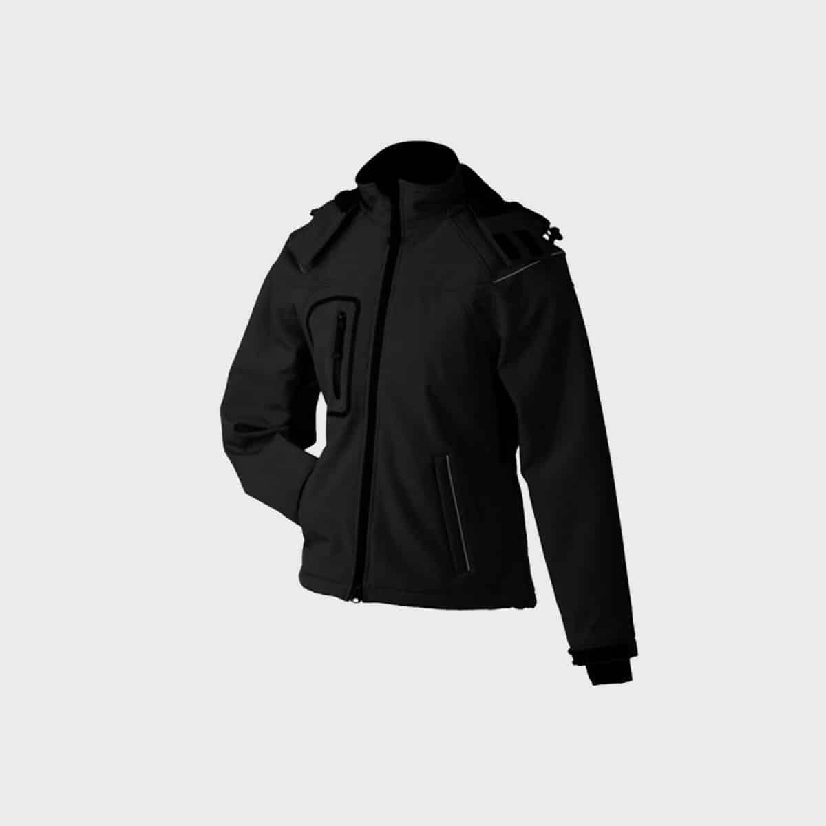 Die Damen-Winter-Softshelljacke in Schwarz verfügt über einen Frontreißverschluss, mehrere Taschen und einen hohen Kragen. Sie hat eine körperbetonte Passform mit langen Ärmeln und Armmanschetten sowie Brust- und Seitentaschen. Das Bild wird vor einem schlichten hellgrauen Hintergrund präsentiert.