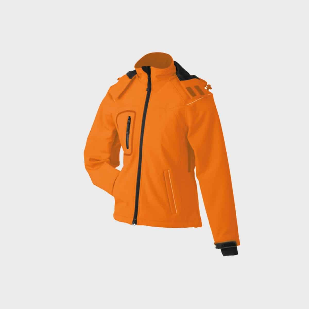 Die Damen-Winter-Softshelljacke in leuchtendem Orange mit hohem Kragen und schwarzem Reißverschluss hebt sich von einem schlichten weißen Hintergrund ab. Diese Winterjacke für Damen verfügt über eine Brusttasche mit Reißverschluss, zwei Seitentaschen und verstellbare Bündchen.