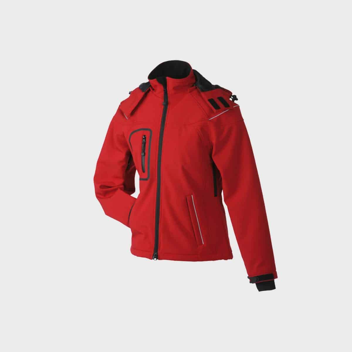 Eine leuchtend rote Damen-Winter-Softshelljacke mit schwarzen Details, darunter Reißverschlusstaschen auf der Brust und an den Seiten, schwarze Schulterakzente und schwarze Klettbänder an den Manschetten. Die Jacke ist vor einem schlichten hellgrauen Hintergrund abgebildet.