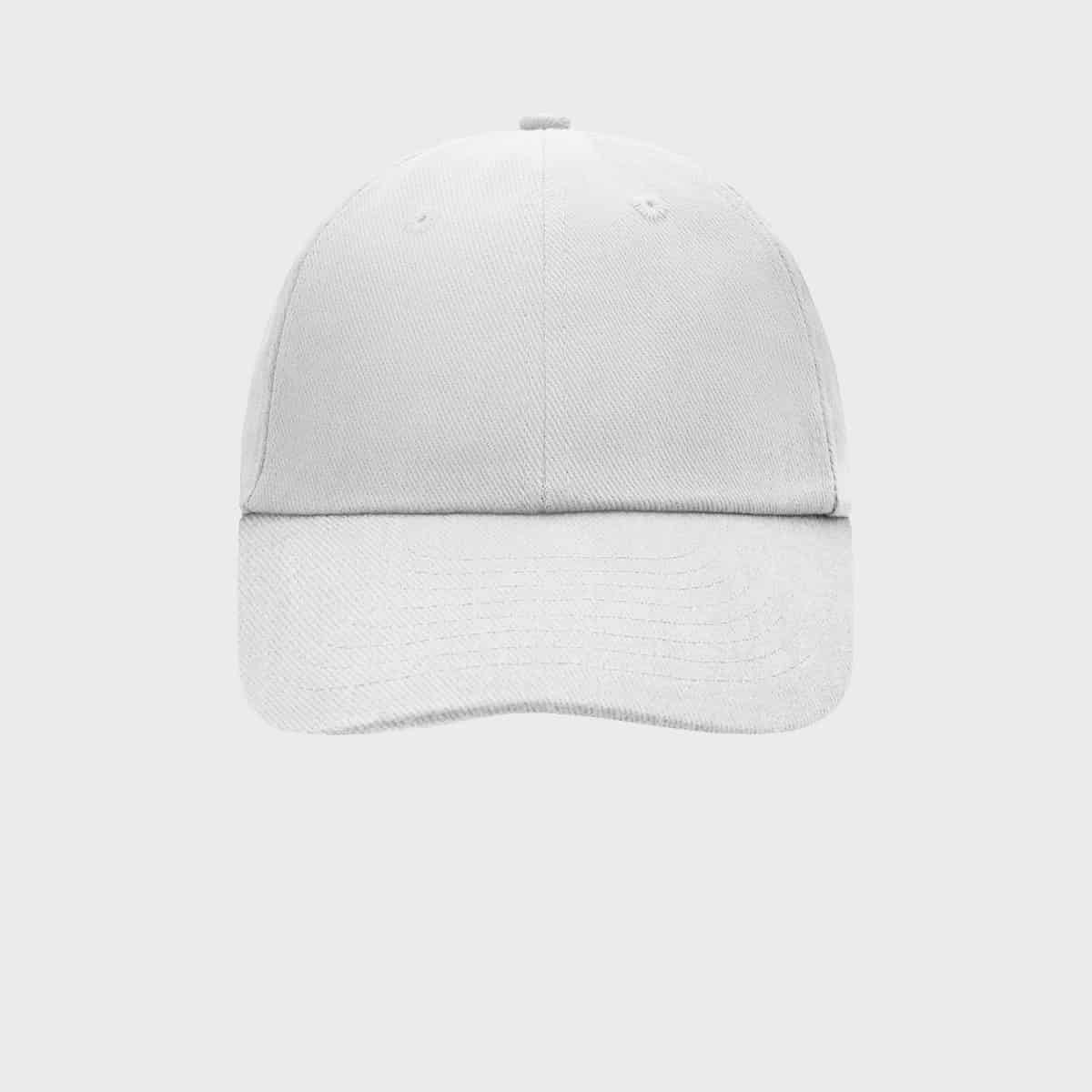 Eine schlichte weiße Baseballkappe mit gebogenem Schirm steht zentriert auf einem hellgrauen Hintergrund. Die Kappe hat oben einen Knopf und Ösen zur Belüftung. Das Gesamtdesign ist schlicht und schmucklos.