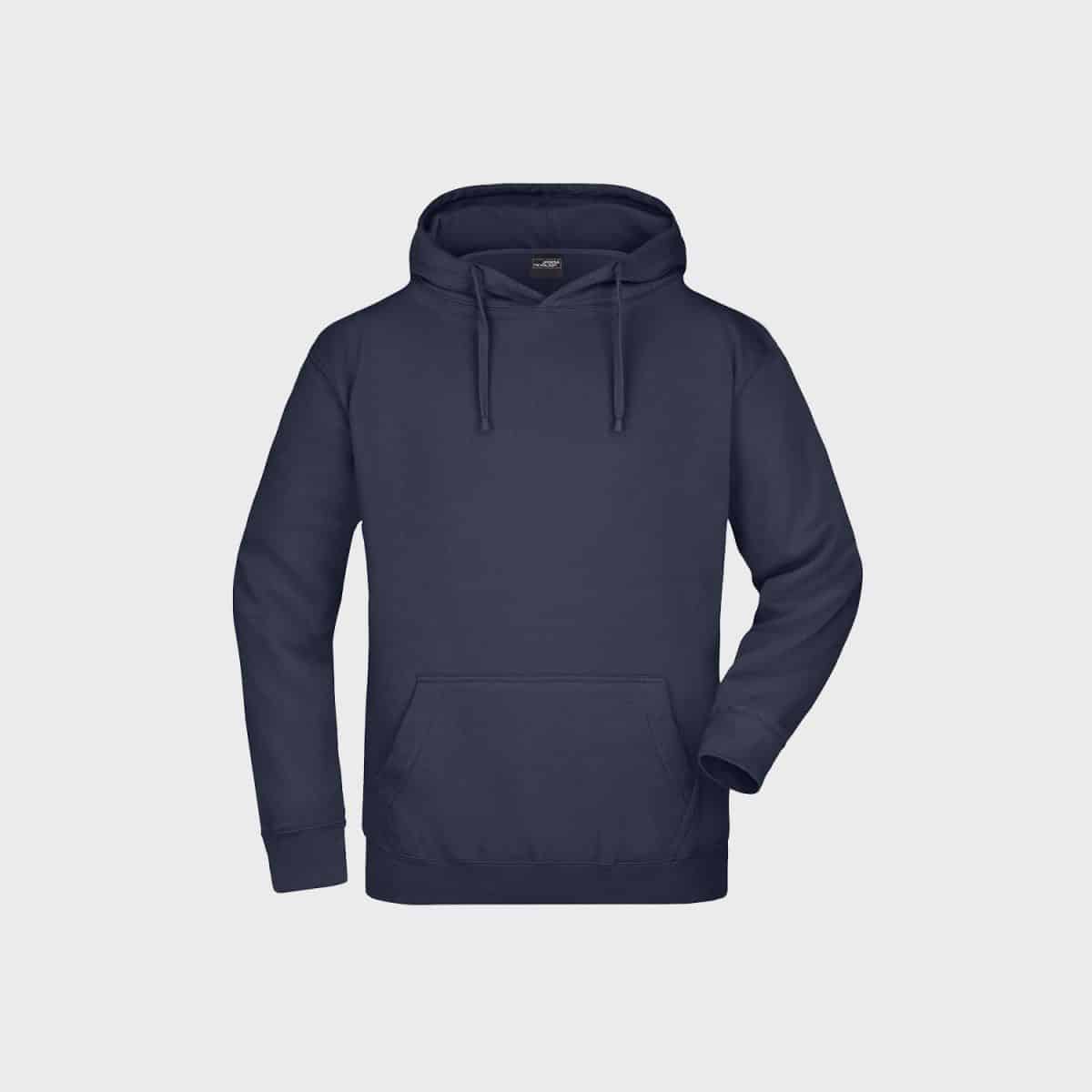 Auf hellgrauem Untergrund ist ein schlichter, dunkelblauer Hoodie mit Kängurutasche vorne und Kordelzug abgebildet. Der Hoodie hat lange Ärmel und eine Kapuze.