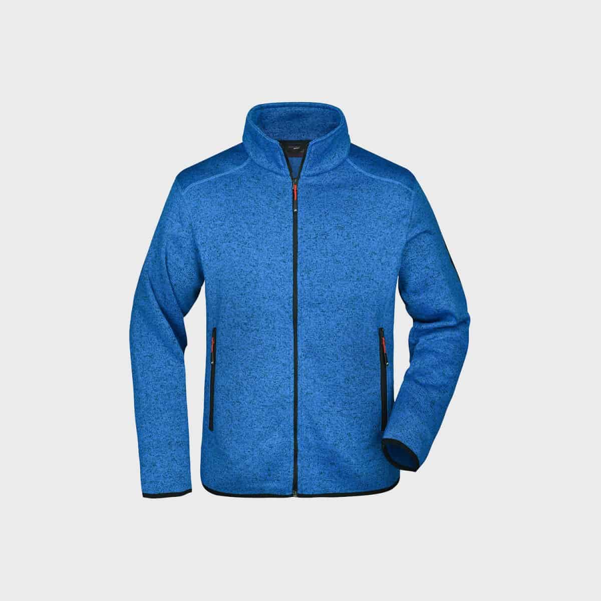 Auf einem schlichten hellgrauen Hintergrund ist eine hellblaue Jacke mit Reißverschluss zu sehen. Die Jacke hat einen Stehkragen, zwei Seitentaschen mit Reißverschluss und roten Akzenten sowie ein schwarzes Reißverschlussfutter in der Mitte. Sie besteht aus strukturiertem Stoff und hat lange Ärmel.