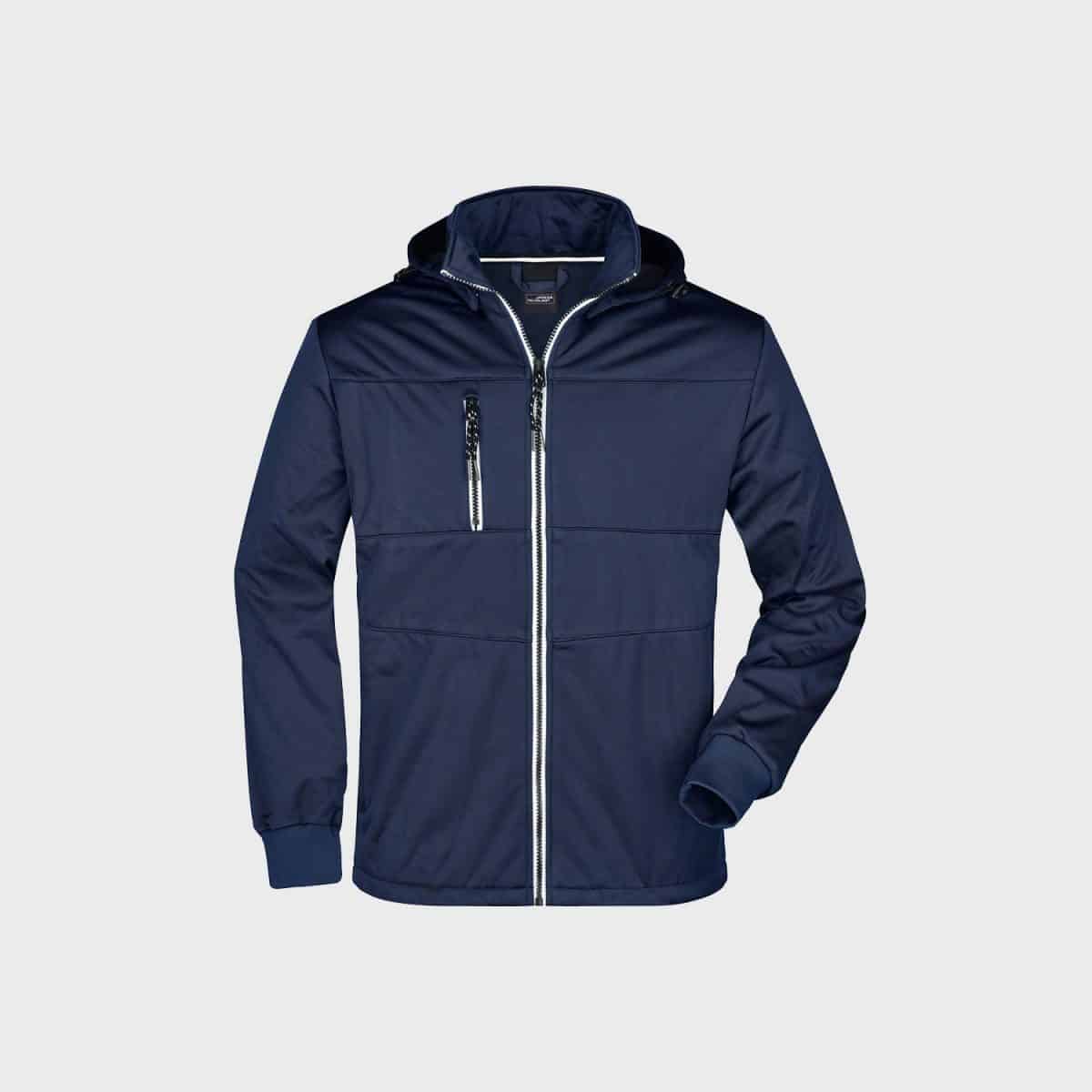Eine marineblaue Kapuzenjacke mit Reißverschluss vorne und langen Ärmeln. Die Jacke verfügt über eine Brusttasche mit vertikalem Reißverschluss auf der linken Seite und zwei Seitentaschen. Der Stoff scheint eine matte Oberfläche zu haben und das Innenfutter ist dunkel gefärbt.