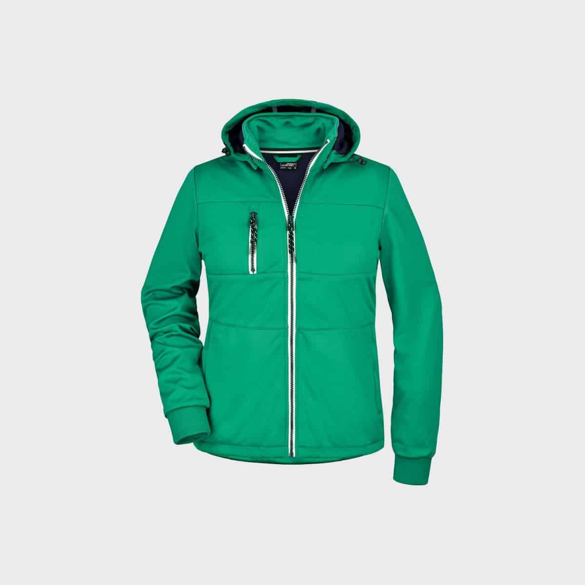 Eine grüne Kapuzenjacke mit Reißverschluss vorne, Kapuze und zwei Seitentaschen. Die Jacke hat außerdem eine Reißverschlusstasche auf der linken Brust und elastische Bündchen an den Handgelenken. Die Innenseite der Kapuze scheint mit einem dunkleren Stoff gefüttert zu sein.