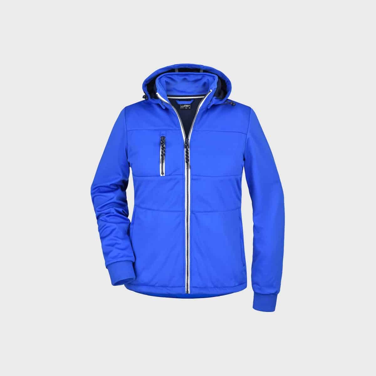 Eine hellblaue Kapuzenjacke mit Reißverschluss ist auf einem schlichten weißen Hintergrund abgebildet. Die Jacke hat zwei Brusttaschen mit Reißverschluss und zwei Seitentaschen. Sie verfügt über gerippte Bündchen und eine leicht gepolsterte Optik für zusätzliche Wärme.